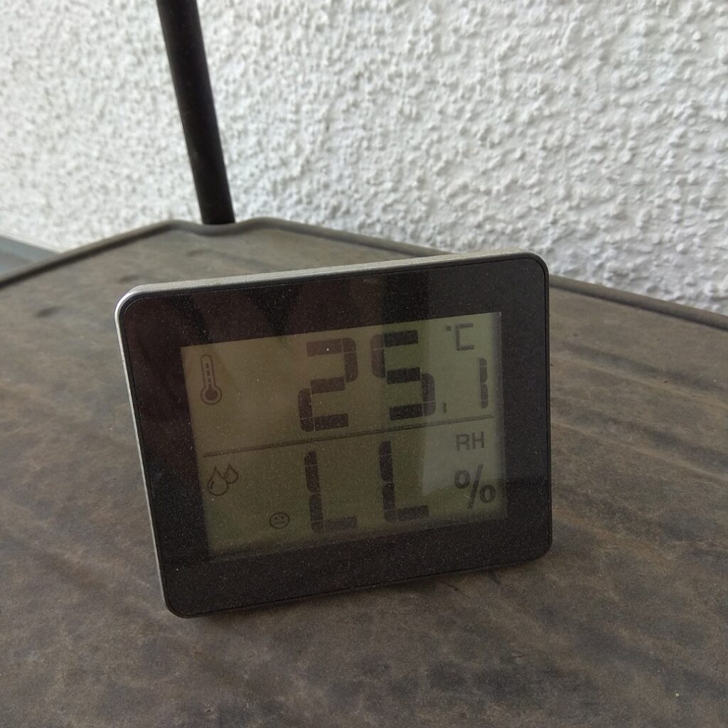 Termometer zeigt 25 Grad an