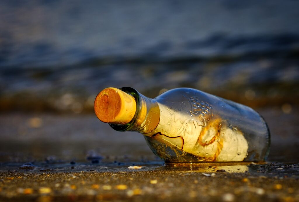 Angespülte Flaschenpost am Strand